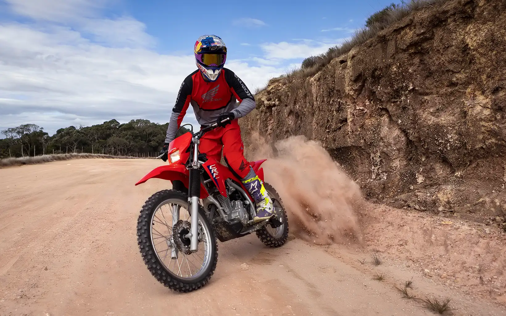Moto Honda CRF 300F off-road em ação. Veja esse lançamento aqui na Honda Freeway!