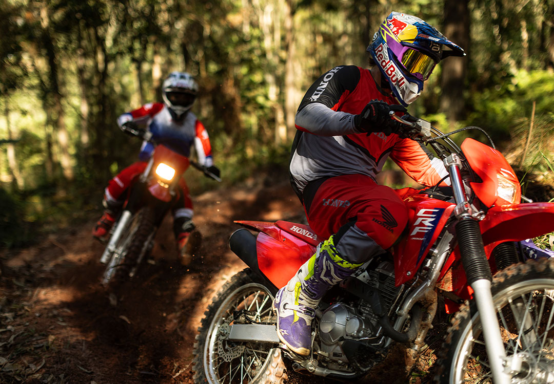 Moto Honda CRF 300F off-road em ação. Veja esse lançamento aqui na Honda Freeway!