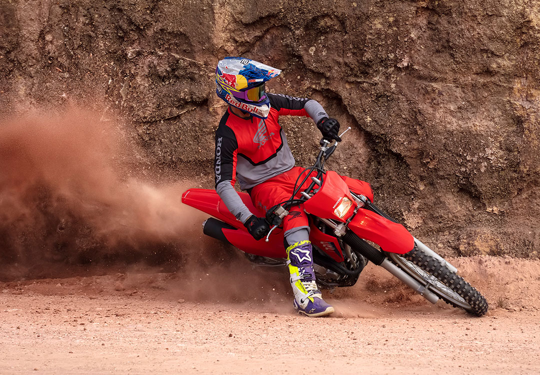 Moto Honda CRF 300F off-road em ação. Veja esse lançamento aqui na Honda Freeway!