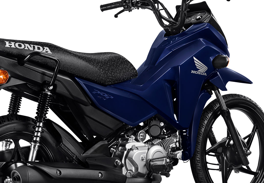 Honda Pop 110i ES 2026 vista traseira com lanternas e assento ergonômico.