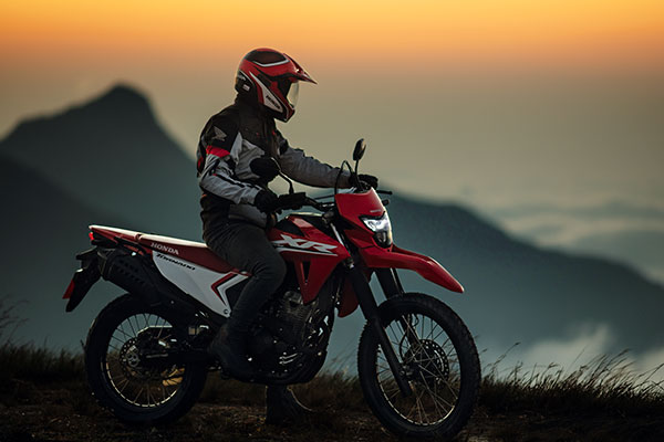 Conheça a nova Honda XR 300 Tornado 2025: design renovado, farol moderno com máscara negra, e carenagens aerodinâmicas. Perfeita para quem busca aventura e desempenho off-road.