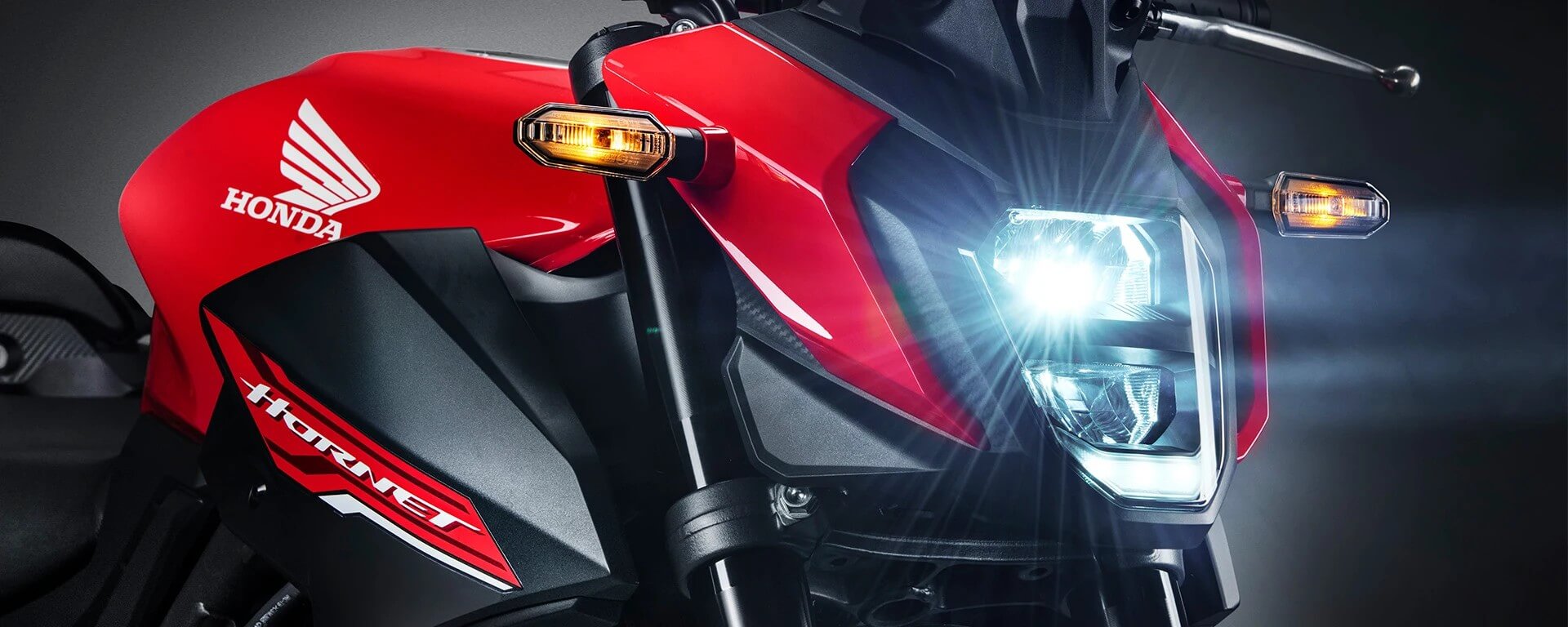 Nova Honda Hornet 500, com sistema de iluminação FULL LED garante maior durabilidade ao​ conjunto de iluminação, além de marcar as luzes como parte​ do design da Hornet 500.