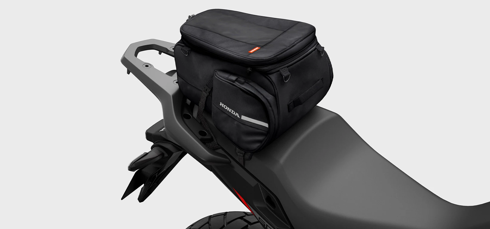 Acessório usado em modelos como: Honda NX 500. Bolsa maleável para assento traseiro com capacidade expansiva de 15L – 22L, possui bolsos laterais e uma exclusiva capa de chuva. Maior conveniência para o dia a dia.