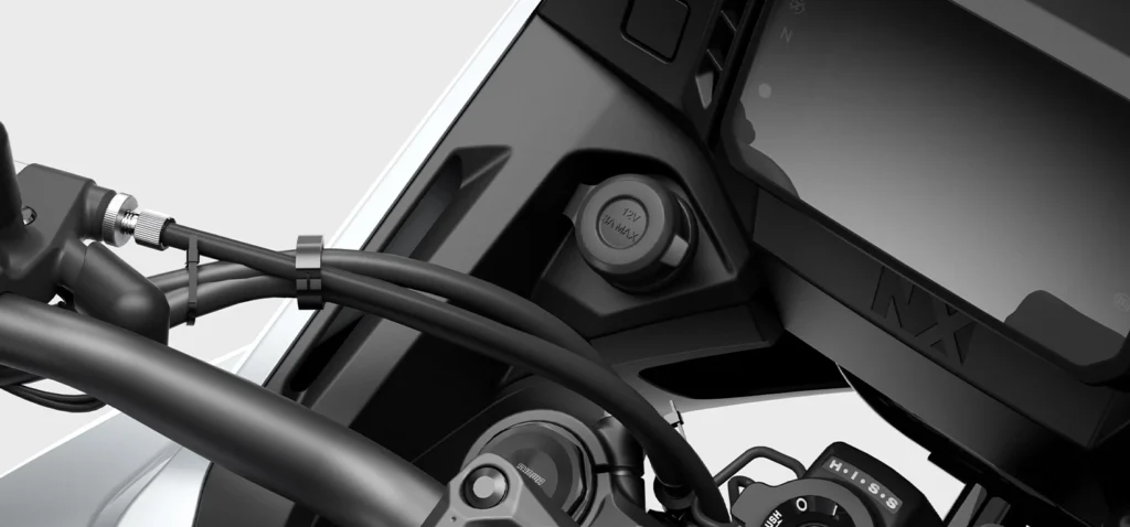 Acessório usado em modelos como: Honda NX 500. Maior conveniência para carregar seu celular e outros dispositivos no dia a dia.