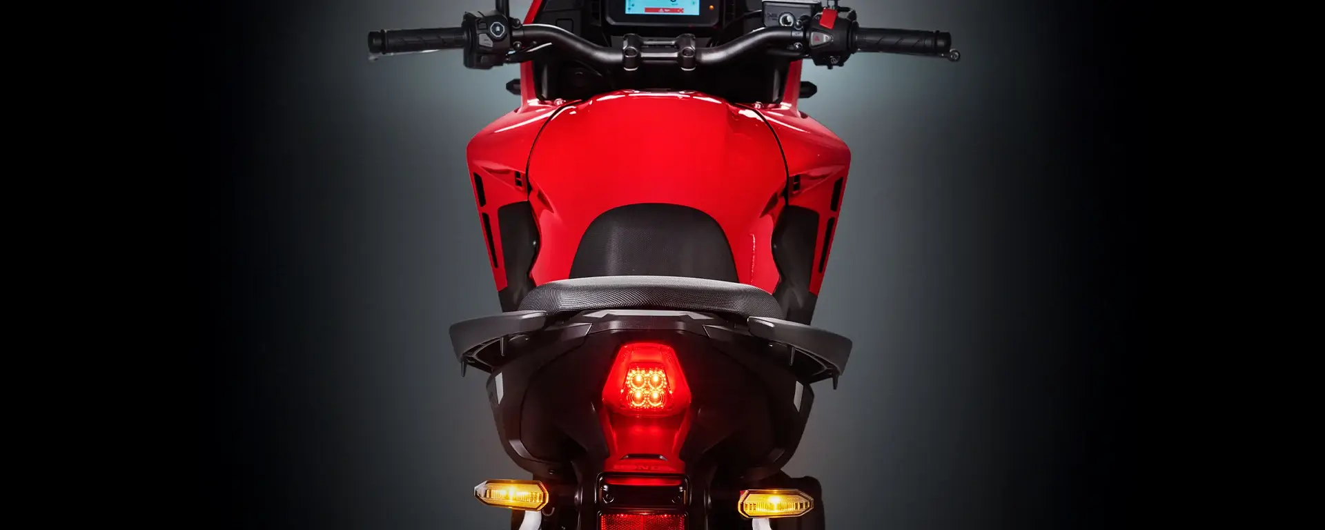 Nova Honda NX 500 lançamento na Freeway. O sistema Emergency Stop Signal (ESS) é uma tecnologia de prevenção de colisões traseiras. No caso de uma frenagem brusca, o sistema aciona automaticamente o pisca-alerta da Honda NX 500 para alertar sobre uma situação de emergência, ajudando a prevenir acidentes.