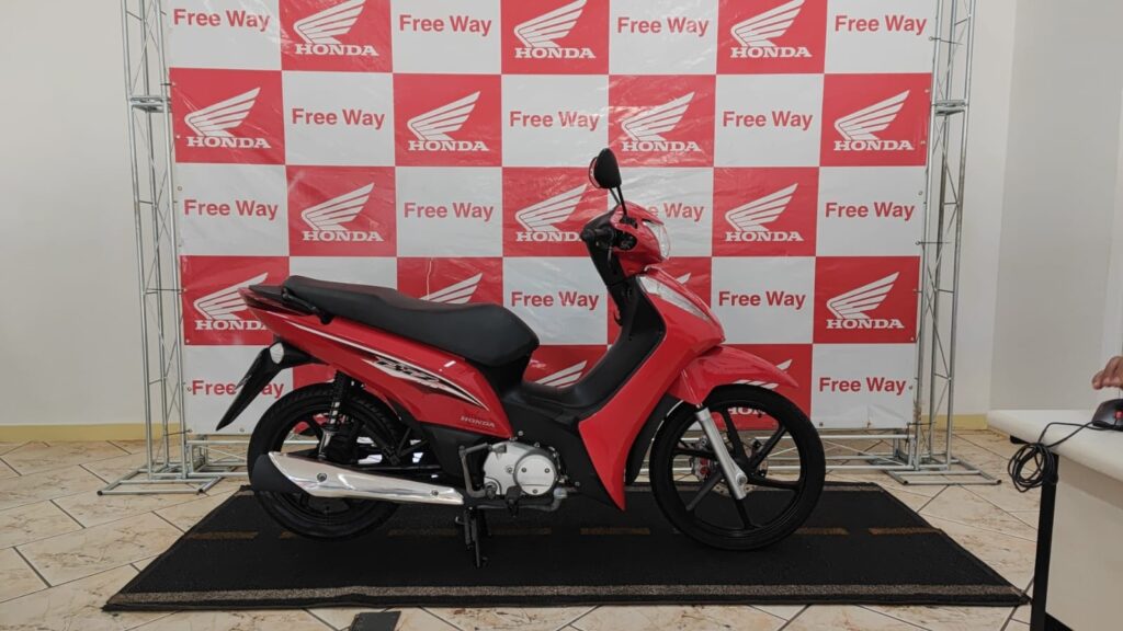 MOTO SEMINOVA DISPONÍVEL NO GRUPO FREEWAY, CONCESSIONÁRIA MANDAGUAÇU-PR. MOTO HONDA, MODELO BIZ 125, REFERENCIA 304525.
