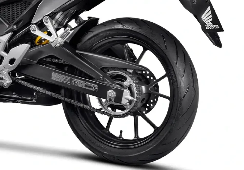 A nova CB 300F Twister impressionam pelo seu design moderno e robusto. Linhas pensadas para entregar estilo, garantindo uma presença marcante nas ruas.