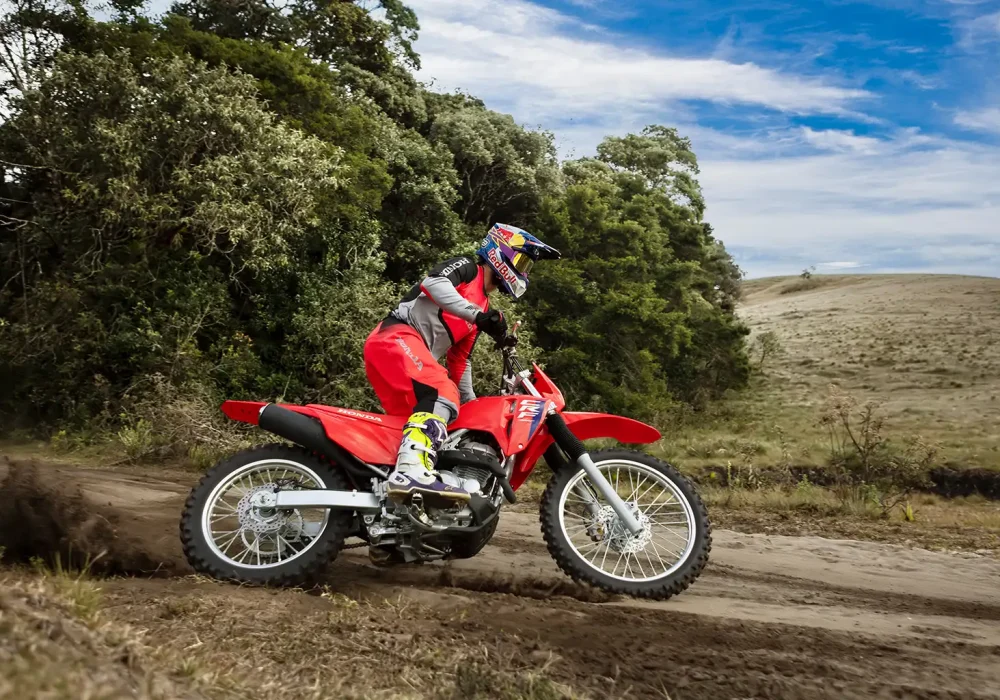 Moto Honda CRF 300F off-road em ação. Veja esse lançamento aqui na Honda Freeway!