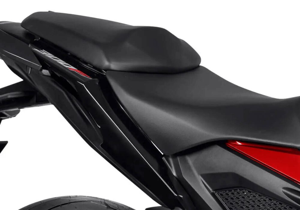 A nova CB 300F Twister traz um design ousado e futurista, com linhas dinâmicas que refletem sua personalidade esportiva e inovadora.