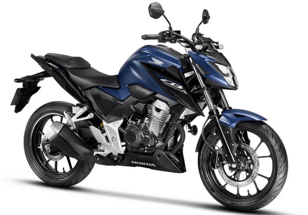 A nova CB 300F Twister traz um design ousado e futurista, com linhas dinâmicas que refletem sua personalidade esportiva e inovadora.