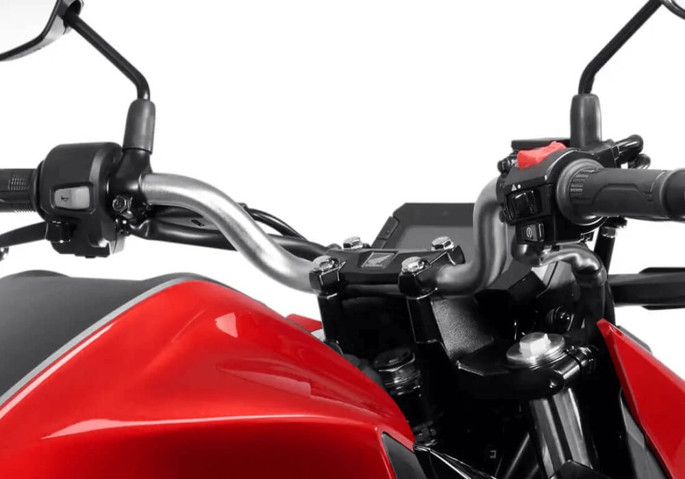 A nova CB 300F Twister traz um design ousado e futurista, com linhas dinâmicas que refletem sua personalidade esportiva e inovadora.