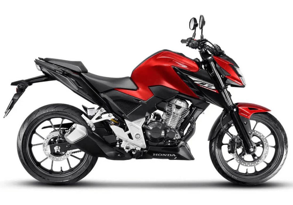 A nova CB 300F Twister traz um design ousado e futurista, com linhas dinâmicas que refletem sua personalidade esportiva e inovadora.