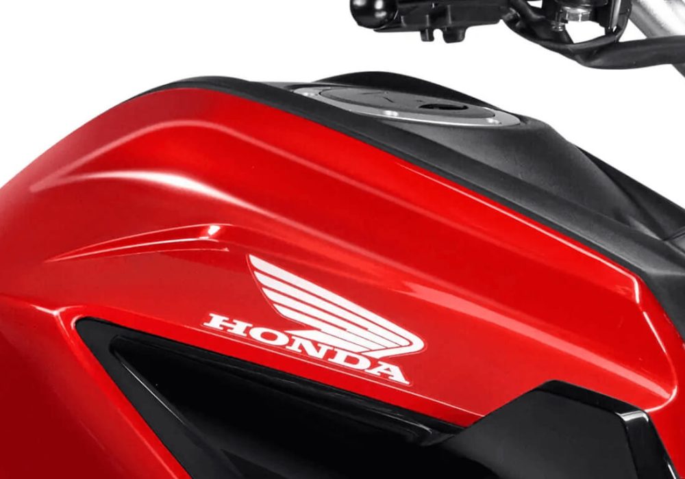 A nova CB 300F Twister traz um design ousado e futurista, com linhas dinâmicas que refletem sua personalidade esportiva e inovadora.