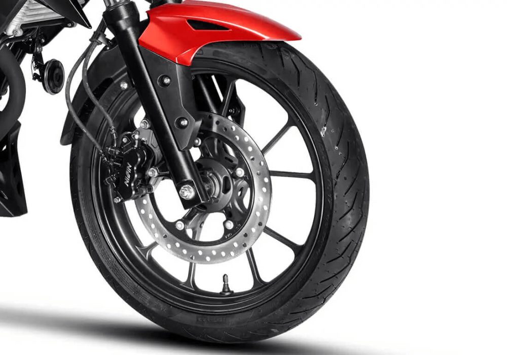 A nova CB 300F Twister traz um design ousado e futurista, com linhas dinâmicas que refletem sua personalidade esportiva e inovadora.
