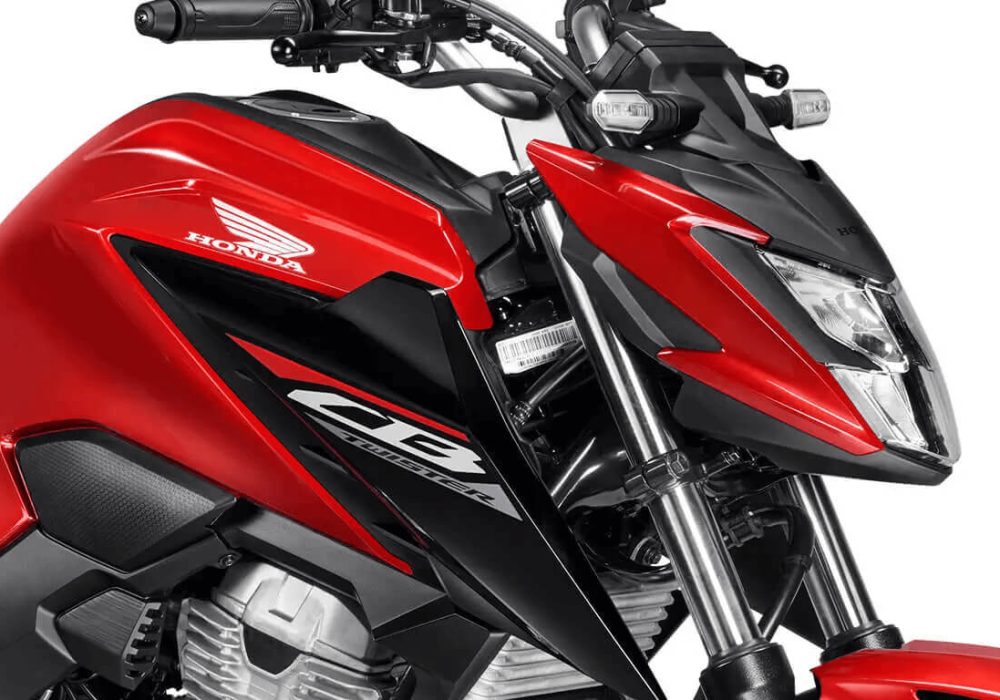 A nova CB 300F Twister traz um design ousado e futurista, com linhas dinâmicas que refletem sua personalidade esportiva e inovadora.