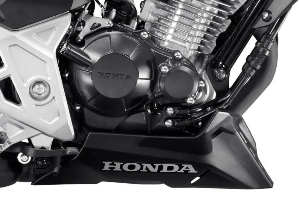 A nova CB 300F Twister traz um design ousado e futurista, com linhas dinâmicas que refletem sua personalidade esportiva e inovadora.