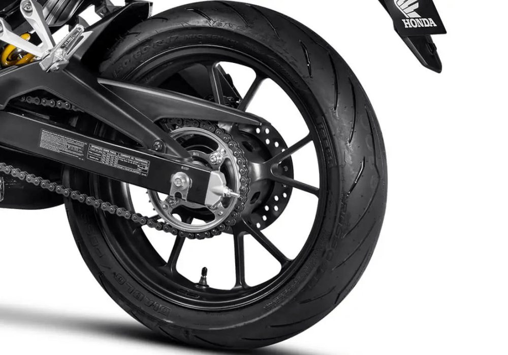 A nova CB 300F Twister traz um design ousado e futurista, com linhas dinâmicas que refletem sua personalidade esportiva e inovadora.