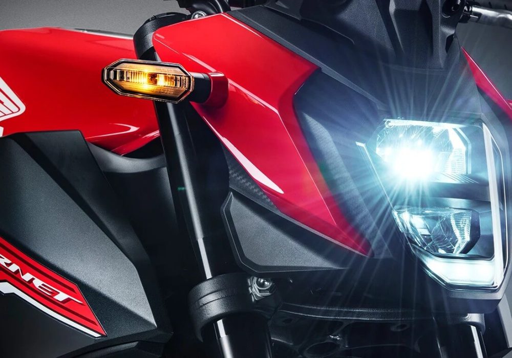 Nova Honda Hornet 500, com sistema de iluminação FULL LED garante maior durabilidade ao​ conjunto de iluminação, além de marcar as luzes como parte​ do design da Hornet 500.