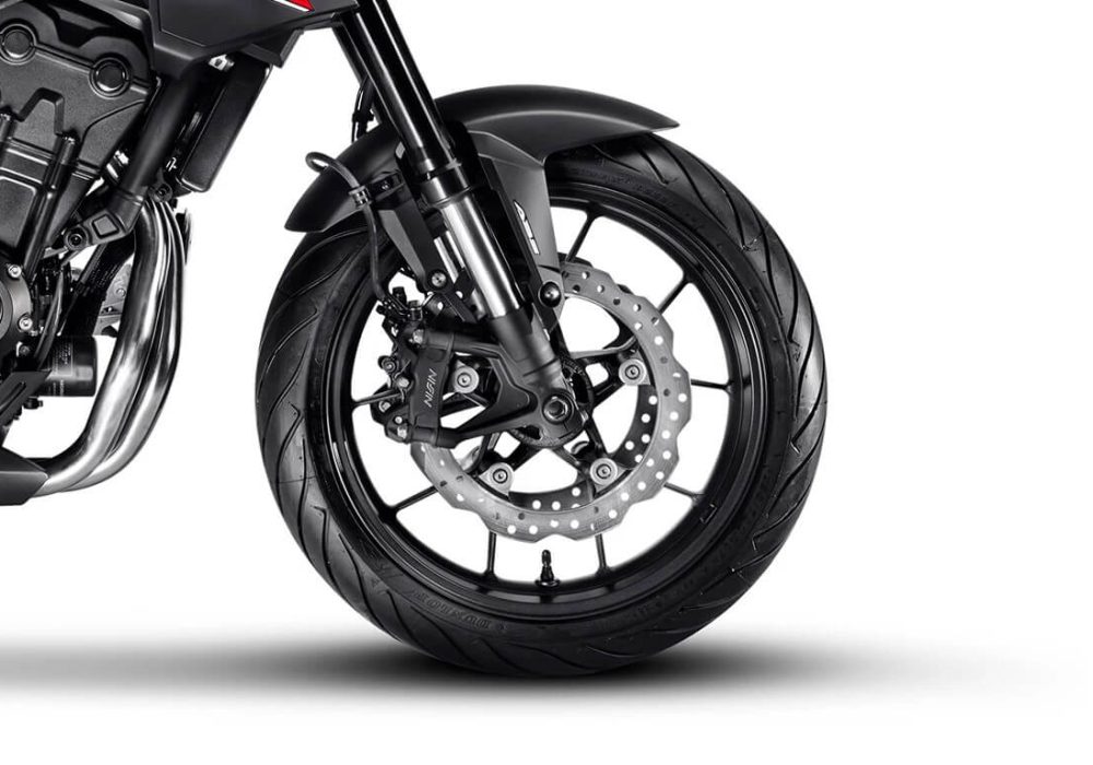 Nova Honda Hornet 500, com rodas e pneus de liga leve e com cinco raios duplos, os pneus da Honda Hornet 500 calçam medidas 120/70-17 na dianteira e 160/60-17 na traseira.