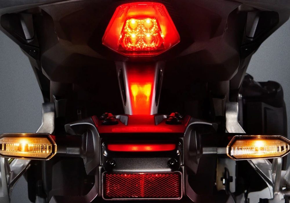 Nova Honda Hornet 500, com o sistema Emergency Stop Signal (ESS) é uma tecnologia de prevenção de colisões traseiras.