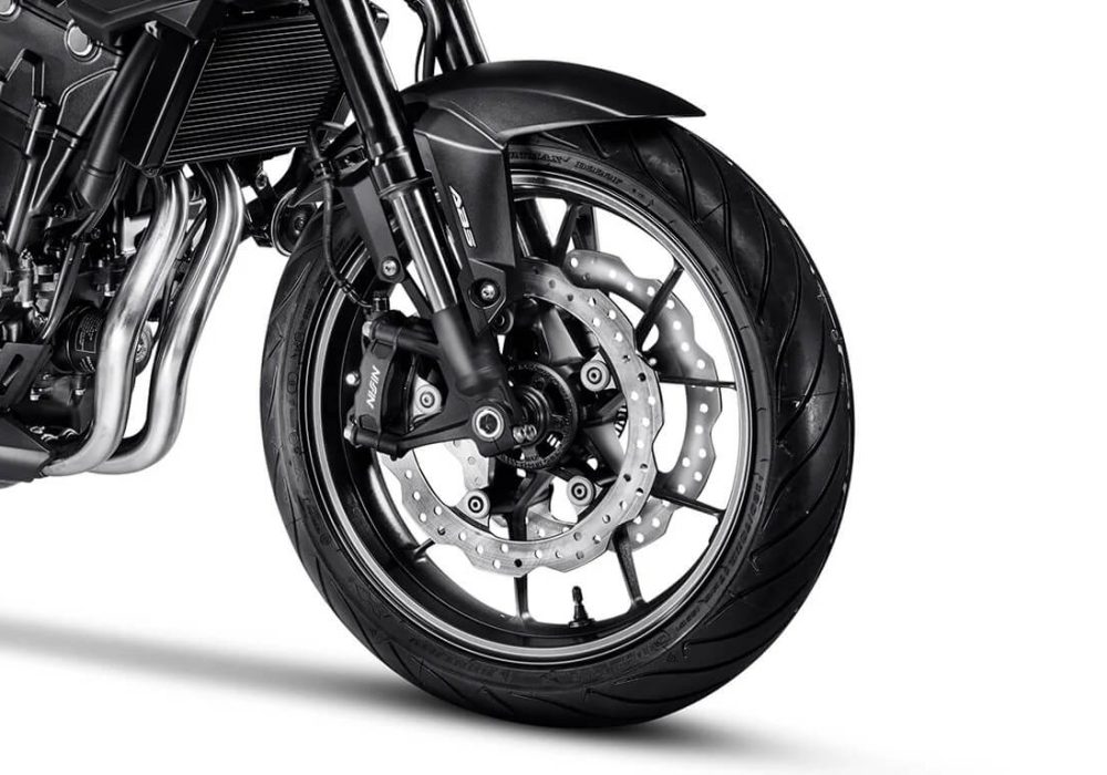 Nova Honda Hornet 500, possui o sistema de freio ABS, que evita o travamento da roda dianteira no caso de frenagens bruscas.