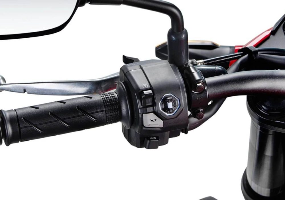 Nova Honda Hornet 500, tem um novo seletor multifuncional projetado para o punho de comando esquerdo do guidão da moto.