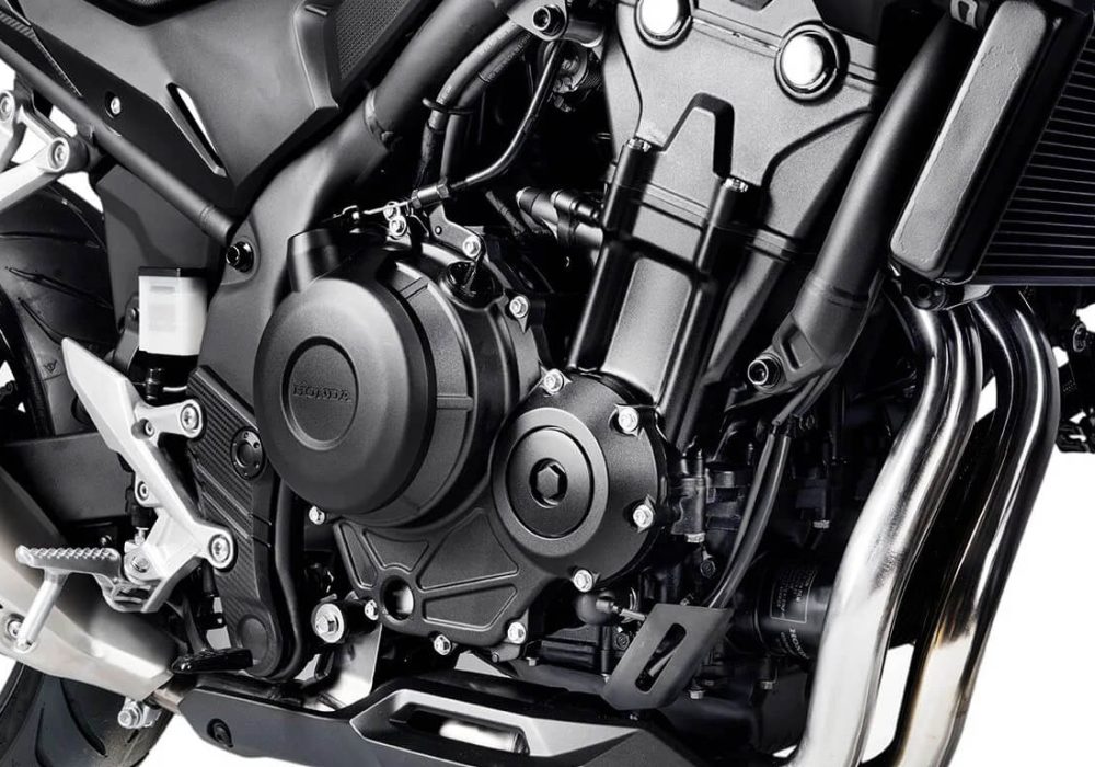 Nova Honda Hornet 500, com motor bicilíndrico de 471 cm³ da Honda Hornet 500 possui entrega de torque desde baixas rotações, proporcionando bom desempenho em retomadas e ultrapassagens, além de economia de combustível.