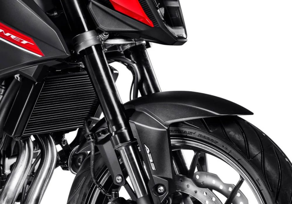 Nova Honda Hornet 500, utiliza garfos telescópicos invertidos na dianteira e um monoamortecedor ajustável na traseira, proporcionando excelente absorção de impactos e estabilidade em altas velocidades.
