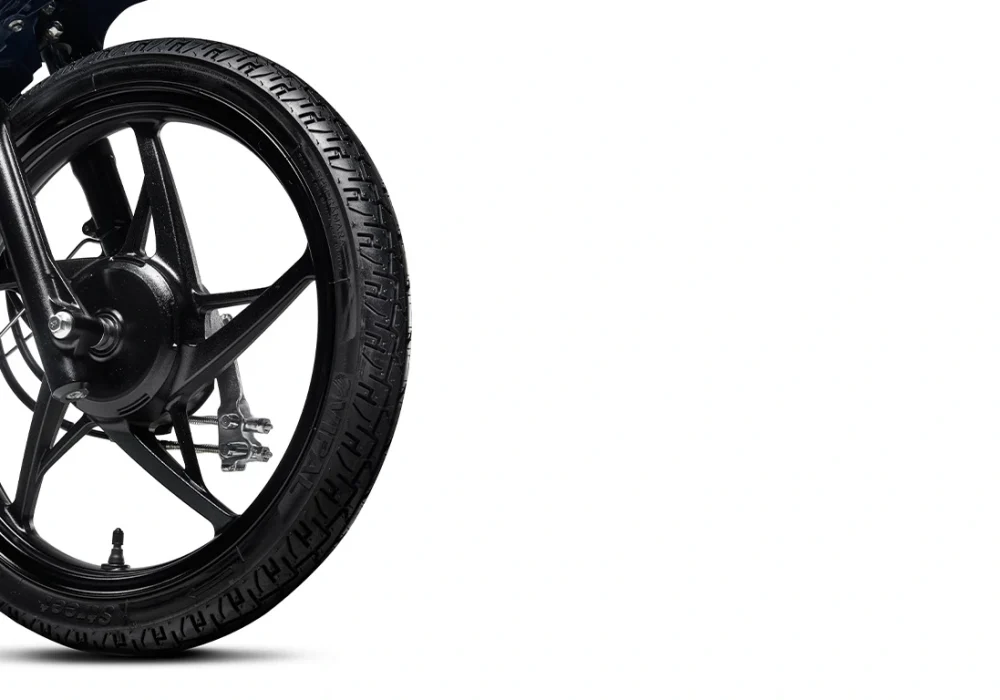 Detalhes Segurança Pneus Sem Câmara Os Pneus sem câmara (sem câmara) da Honda Pop110i ES oferecem mais estabilidade.