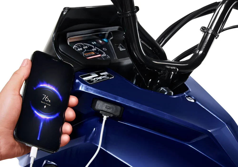 Detalhes Tecnologia USB A nova Honda Pop110i ES 2026 permite a instalação de uma entrada USB‑C.