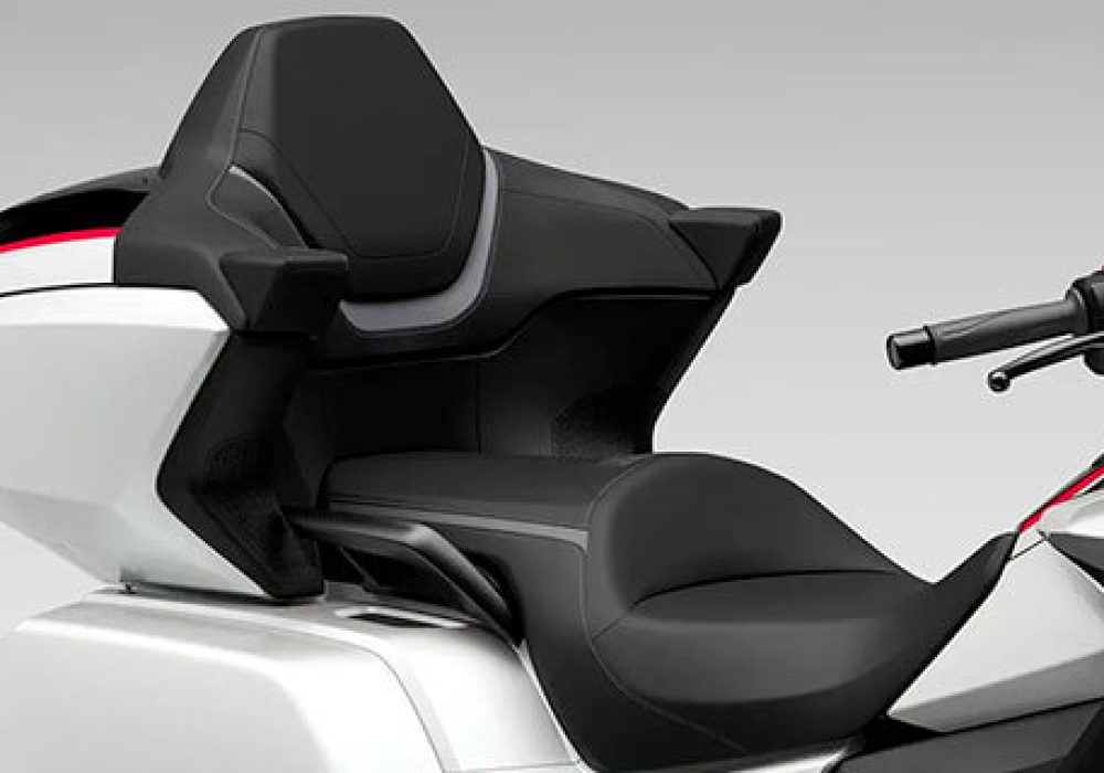 A nova GL 1800 Gold Wing se destaca pelo seu design imponente e aerodinâmico, combinando luxo e funcionalidade para longas viagens.