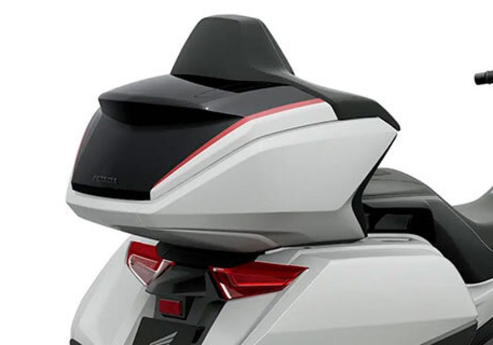 A nova GL 1800 Gold Wing se destaca pelo seu design imponente e aerodinâmico, combinando luxo e funcionalidade para longas viagens.