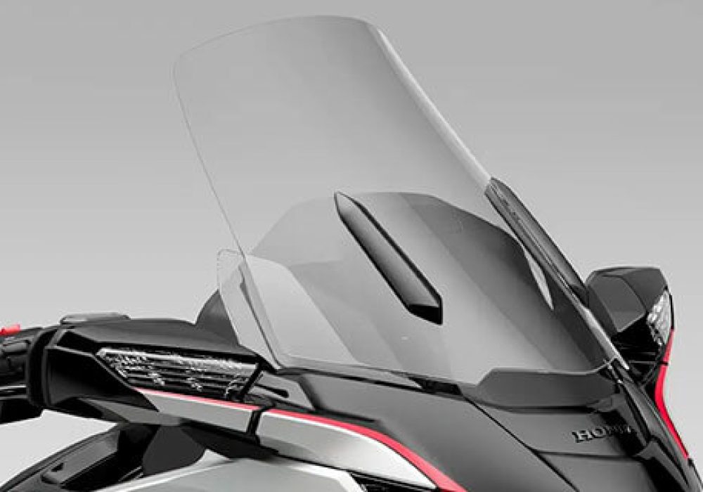 A nova GL 1800 Gold Wing se destaca pelo seu design imponente e aerodinâmico, combinando luxo e funcionalidade para longas viagens.