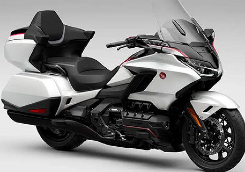 A nova GL 1800 Gold Wing se destaca pelo seu design imponente e aerodinâmico, combinando luxo e funcionalidade para longas viagens.