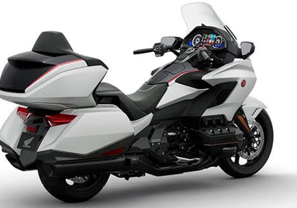 A nova GL 1800 Gold Wing se destaca pelo seu design imponente e aerodinâmico, combinando luxo e funcionalidade para longas viagens.