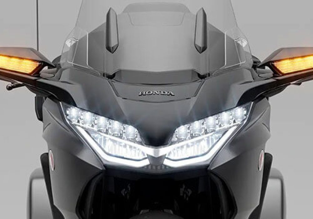 A nova GL 1800 Gold Wing se destaca pelo seu design imponente e aerodinâmico, combinando luxo e funcionalidade para longas viagens.