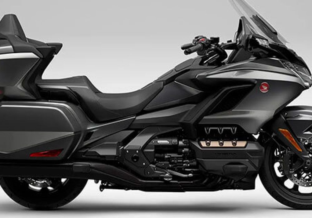A nova GL 1800 Gold Wing se destaca pelo seu design imponente e aerodinâmico, combinando luxo e funcionalidade para longas viagens.