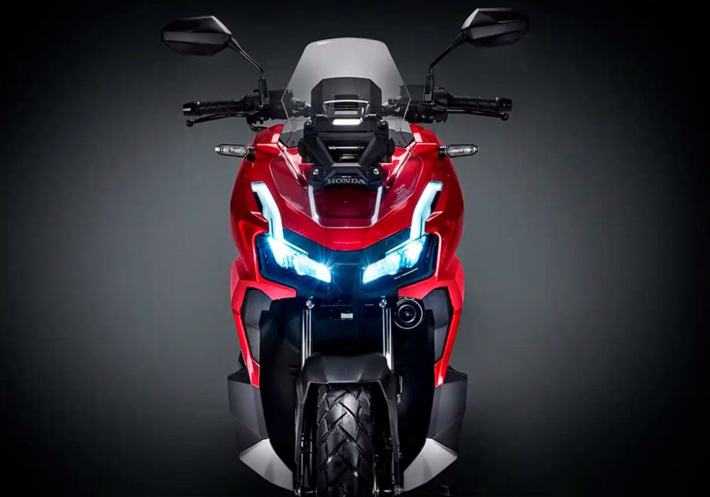 A HONDA ADV 2025 apresenta um design imponente, arrojado e cheio de estilo. Tudo isso para você viver a melhor aventura. Melhores condições somente no Grupo Honda Freeway.