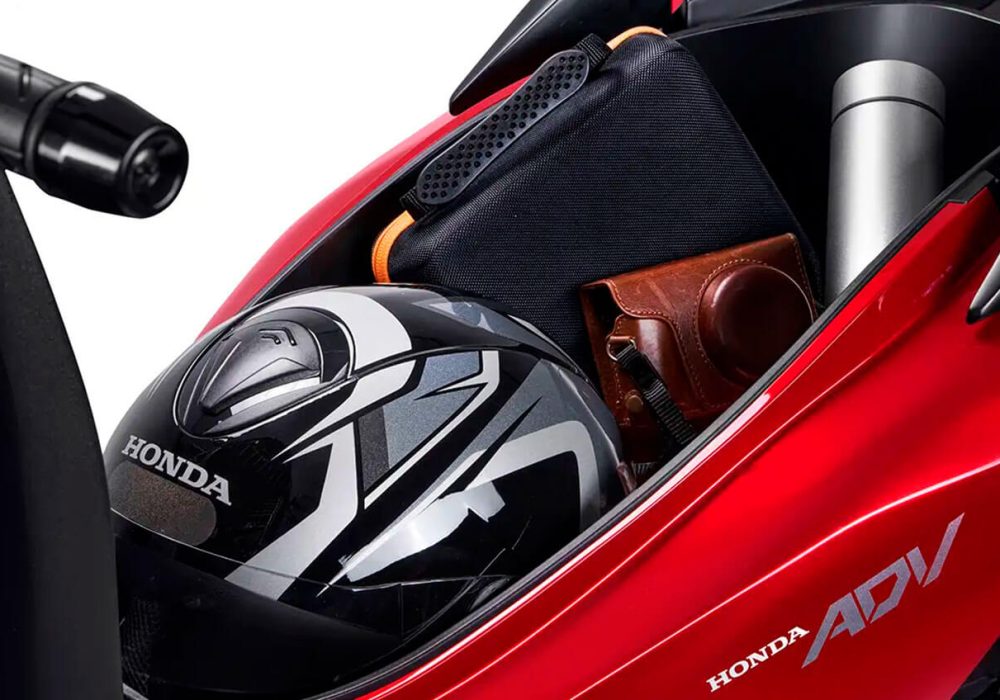 A HONDA ADV 2025 apresenta um design imponente, arrojado e cheio de estilo. Tudo isso para você viver a melhor aventura. Melhores condições somente no Grupo Honda Freeway.