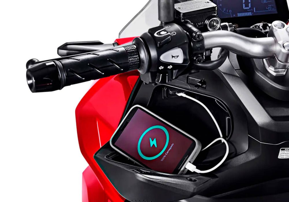 A HONDA ADV 2025 apresenta um design imponente, arrojado e cheio de estilo. Tudo isso para você viver a melhor aventura. Melhores condições somente no Grupo Honda Freeway.