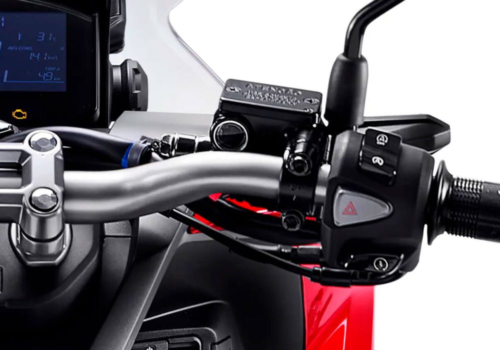 A HONDA ADV 2025 apresenta um design imponente, arrojado e cheio de estilo. Tudo isso para você viver a melhor aventura. Melhores condições somente no Grupo Honda Freeway.