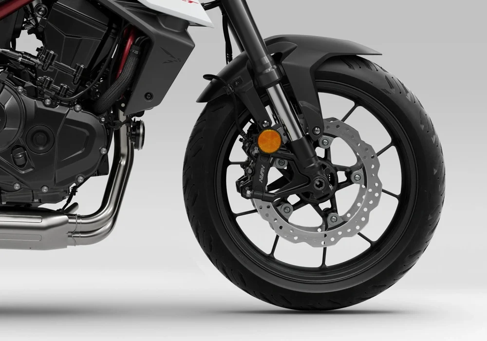 HORNET750_202511_detalhe_2025-CB750_Hornet_ED_studio_Mat_Pearl_Glare_White_Full_Right_Side_Profile_L_0