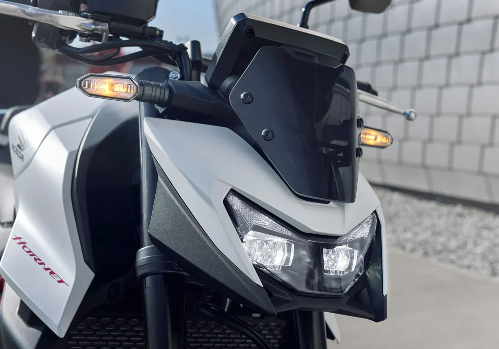 HORNET750_202511_detalhe_2025-CB750_Hornet_Pearl_Glare_White_Location_Details_0013-1_L