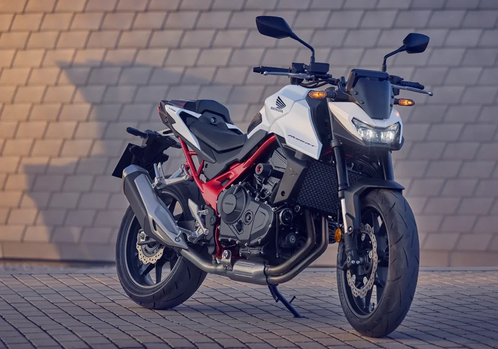 HORNET750_202511_detalhe_2025-CB750_Hornet_Pearl_Glare_White_Location_Details_0022_L