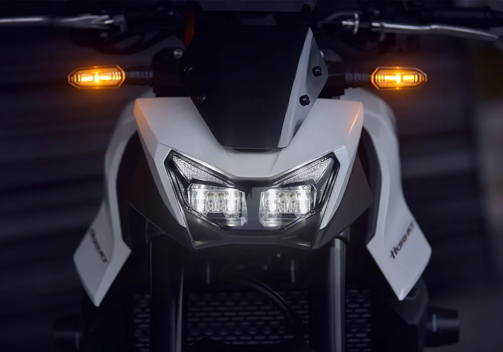 HORNET750_202511_detalhe_2025-CB750_Hornet_Pearl_Glare_White_Location_Details_0028_L