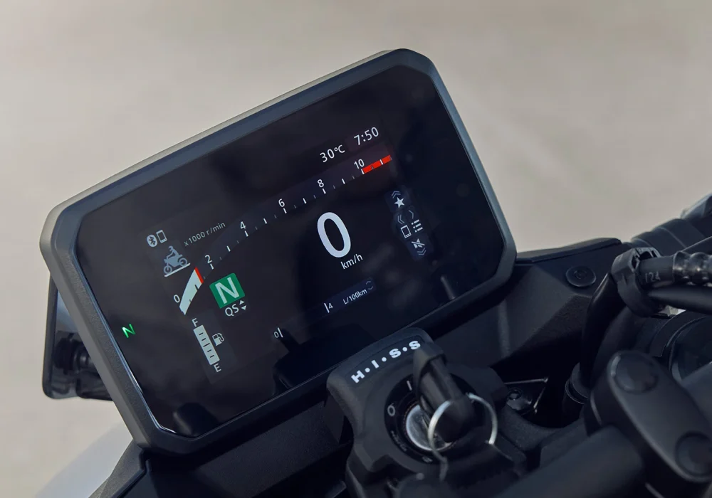 HORNET750_202511_detalhe_2025-CB750_Hornet_Pearl_Glare_White_Location_Details_0038-2_L_0