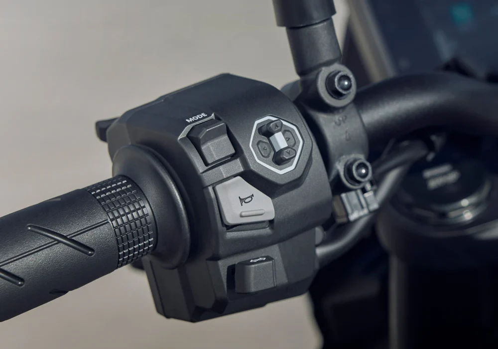 HORNET750_202511_detalhe_2025-CB750_Hornet_Pearl_Glare_White_Location_Details_0100_L