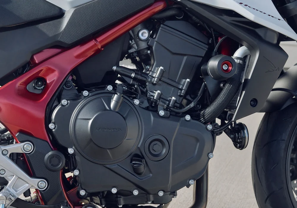 HORNET750_202511_detalhe_2025-CB750_Hornet_Pearl_Glare_White_Location_Details_0144_L