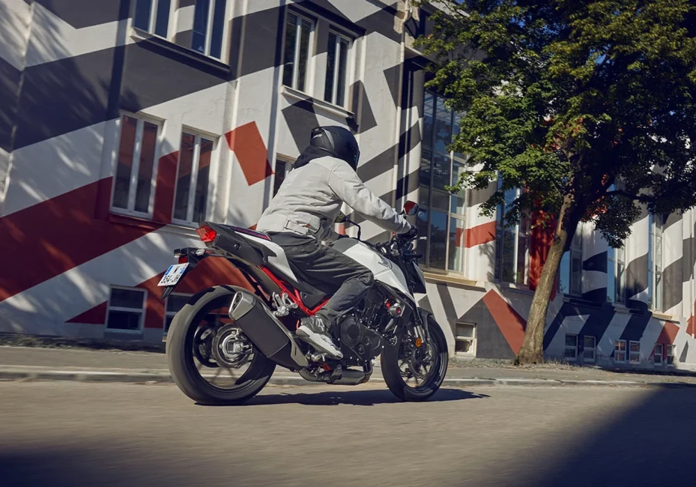 HORNET750_202511_detalhe_Galeria2025-CB750_Hornet_Pearl_Glare_White_Location_Dynamic_0964_L