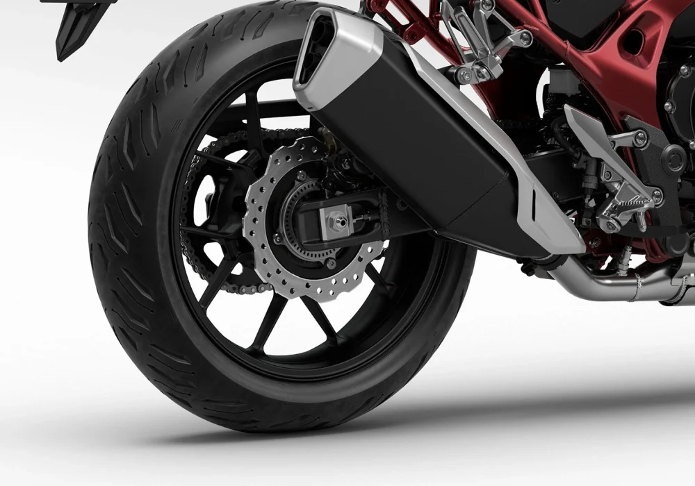 HORNET750_202511_detalhe_Moto Honda vista lateralmente